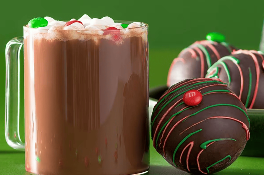 Шоколадная бомбочка с драже и мини-маршмеллоу M&M's Minis Milk Chocolate Hot Chocolate Ball 31г 9706 фото