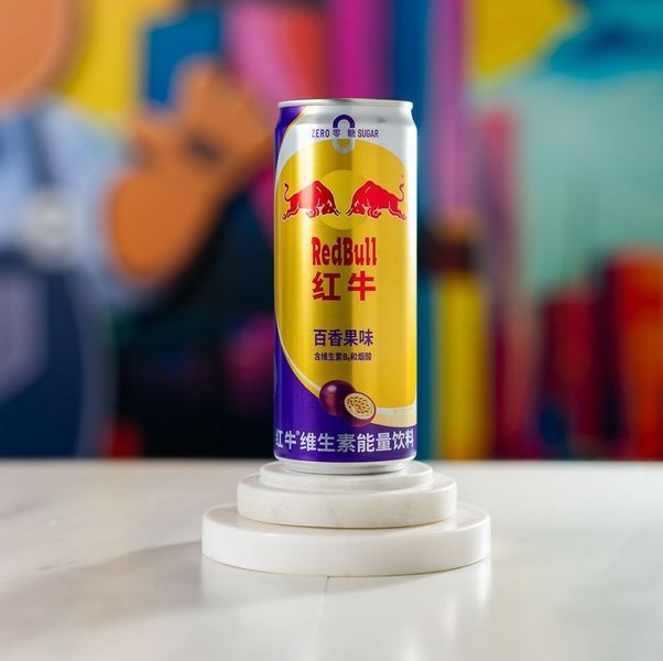 Энергетический напиток Red Bull Passion Fruit Energy Drink 330мл 7483 фото