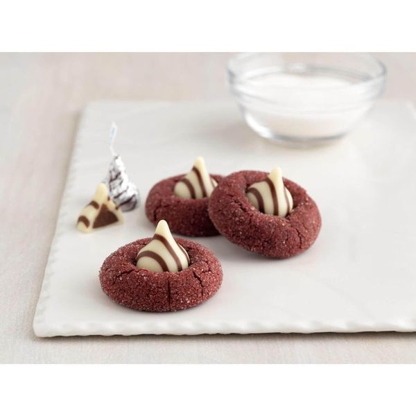 Шоколадные конфеты Hershey's Hugs Milk Chocolate and White Creme белый шоколад с белым кремом 456 г. 8699 фото