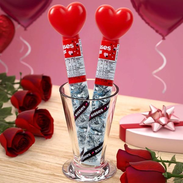 Шоколадные конфеты Hershey&rsquo;s Kisses Heart Cane Milk Chocolate Tubes 63.5г 8057 фото