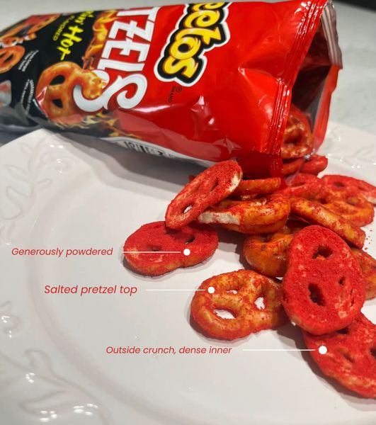 Крендельки Cheetos Pretzels Flamin' Hot 283г 7148 фото