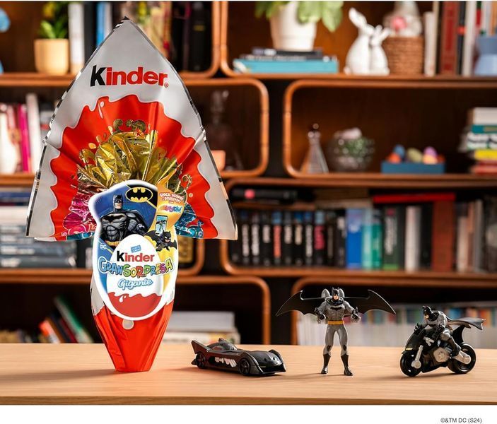 Шоколадне яйце Kinder GranSorpresa Gigante Batman, 320 г 4732 фото