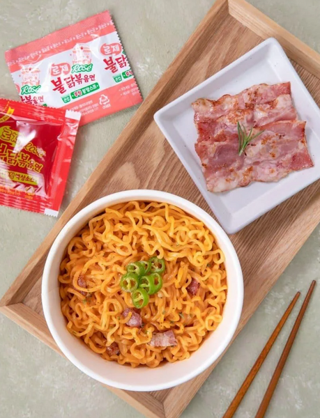 Лапша быстрого приготовления Samyang Ramen Hot Chicken Buldak Rose Big Cup 105г 8018 фото