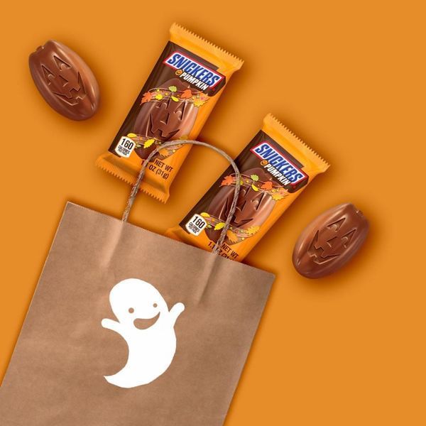 Шоколадный батончик Snickers Pumpkins Shaped Chocolate Candy Bar 31г 9480 фото