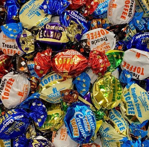 Іриски Walker's Assorted Toffees & Chocolate Eclairs 150g 5420 фото