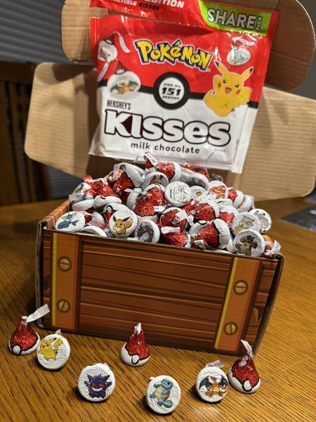 Шоколадні цукерки Hershey's Kisses Milk Chocolate Pokemon 151 Candy 286г 9968 фото