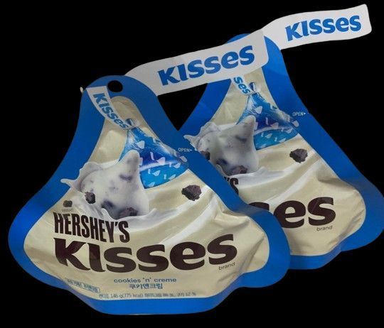 Шоколадні цукерки Hershey's Kisses Cookies 'n' Creme 82г 7110 фото