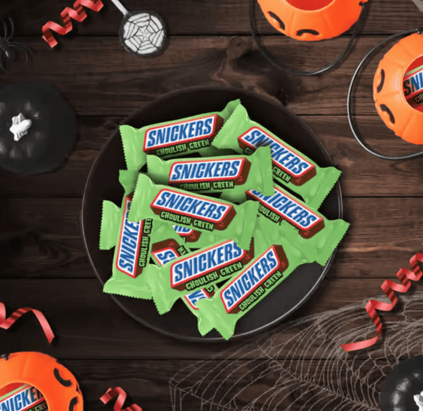 Набор мини-батончиков Mars Snickers & Twix Ghoulish Green Milk Chocolate Halloween Candy 35шт, 570г 9496 фото