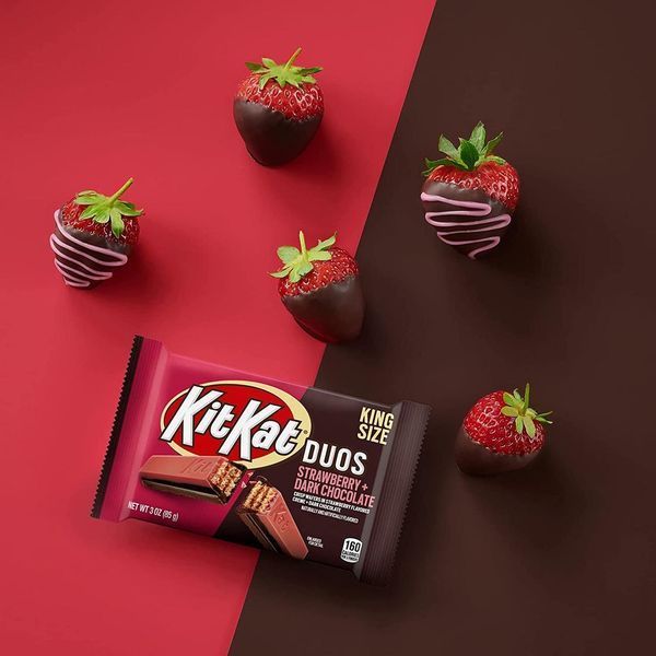 Батончик KIT KAT Duos Strawberry and Dark Chocolate 42g (Прим'ятий) 4925 фото