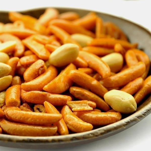 Японские рисовые крекеры с арахисом Kaki no Tane Peanut Kameda Seika 100г 7281 фото