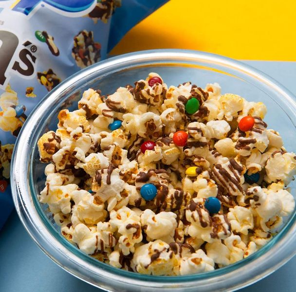 Попкорн с M&M Mini's Candy Coated Popcorn 149g 5534 фото