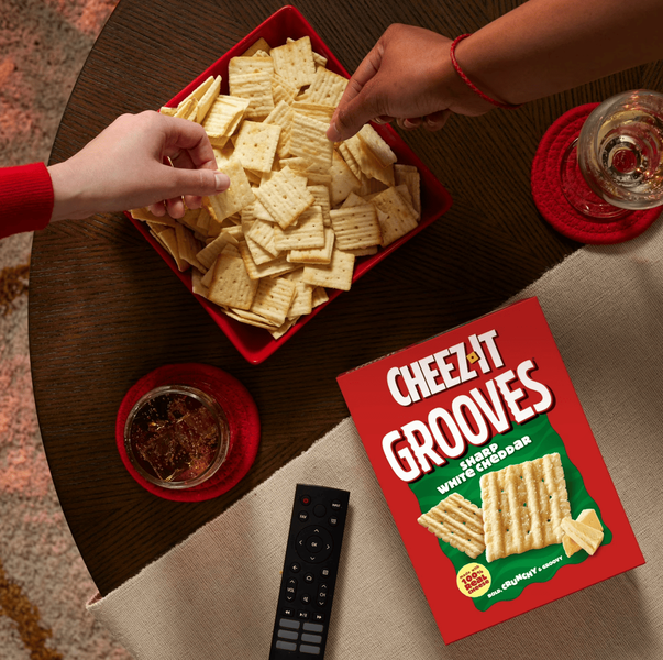 Снеки Cheez-It Grooves Sharp White Cheddar Crunchy Cheese Crackers 481г 11553 фото