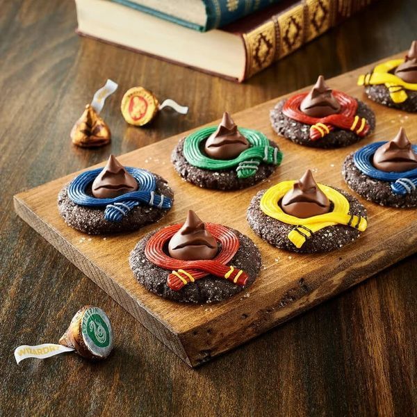 Конфеты Hershey's Kisses Harry Potter Milk Chocolate Halloween Candy Bag из молочного шоколада 766 г. 5556 фото
