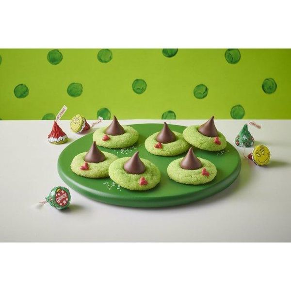 Новогодние конфеты KISSES Grinch Holiday Milk Chocolate 289g 2290 фото