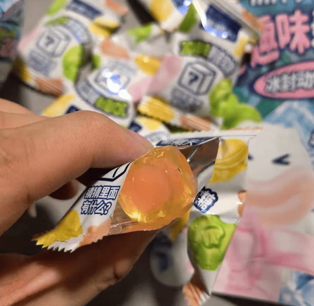 Жевательные конфеты Xingqitian Fruity Soda Gummy Candy with 3D Animal Surprise 60г 9104 фото