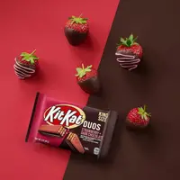 Батончик KIT KAT Duos Strawberry and Dark Chocolate 42g (Прим'ятий)